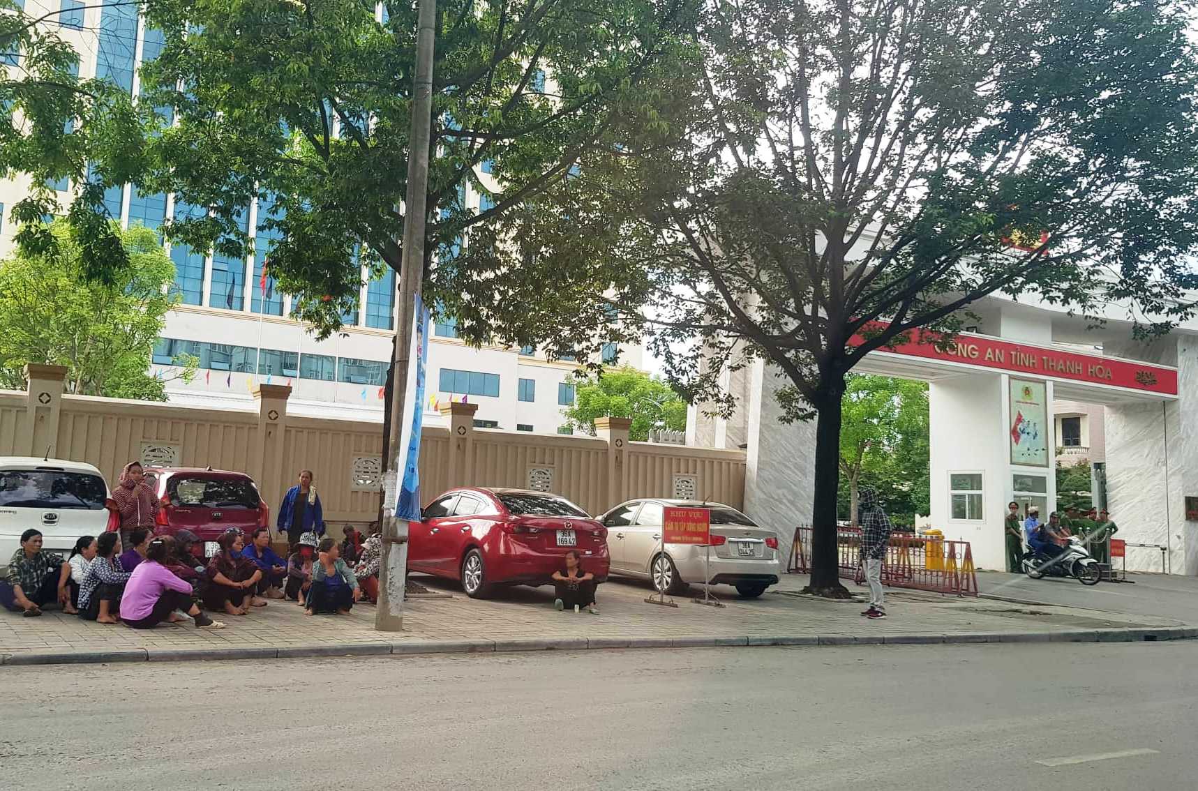 Vụ hỗn chiến ở biển Hải Tiến: Khởi tố 5 đối tượng, kéo tới Công an tỉnh Thanh Hóa đòi "thả người"