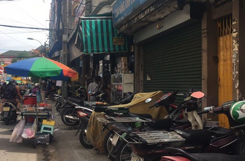 Vỉa hè khắp nơi bị "nuốt trọn" (*): Quản lý tốt thay vì dẹp hết hàng quán!