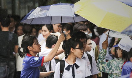[Phóng sự ảnh] - Khoảnh khắc đẹp của tình nguyện viên tiếp sức mùa thi