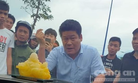 Diễn biến mới vụ "Giang hồ vây xe chở công an": Khởi tố 1 chủ doanh nghiệp