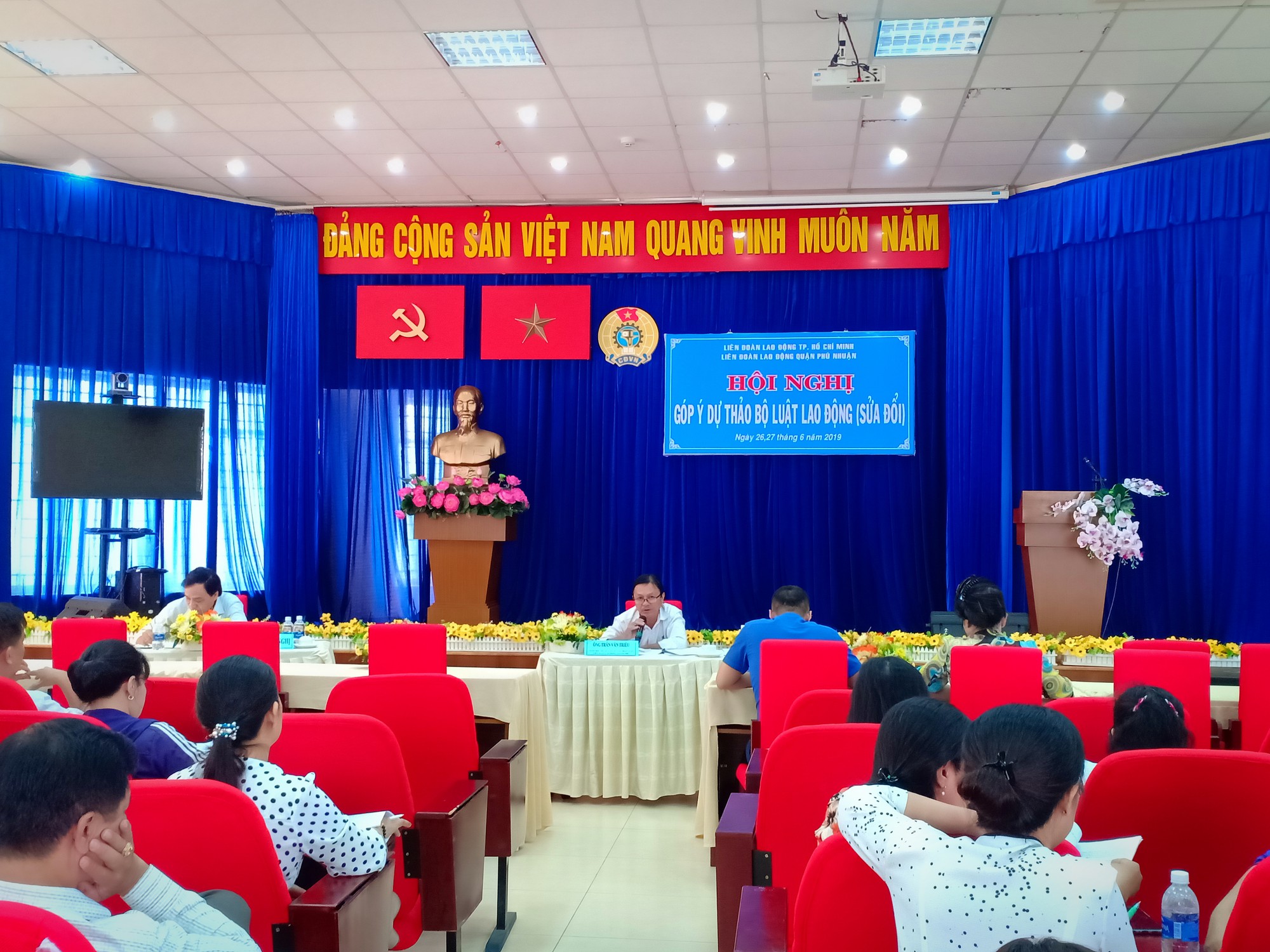 Tăng tuổi nghỉ hưu: H&atilde;y nhường cơ hội cho lớp trẻ - Ảnh 1.