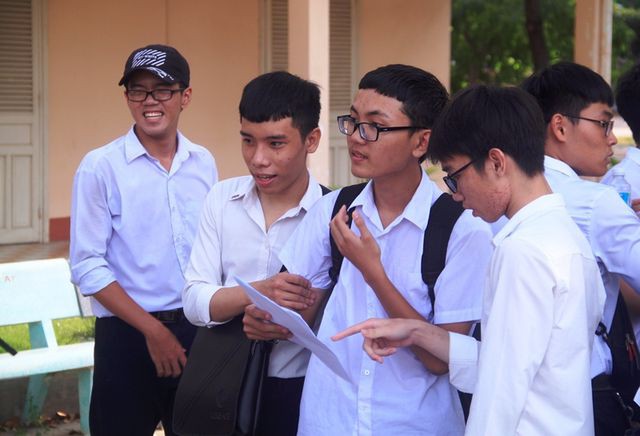 Đình chỉ thí sinh lấy điện thoại chụp đề trong giờ thi