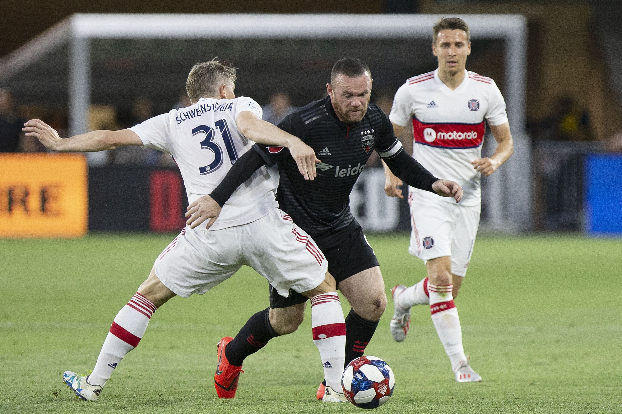 Pha "nã đại bác" từ hơn nửa sân của Rooney