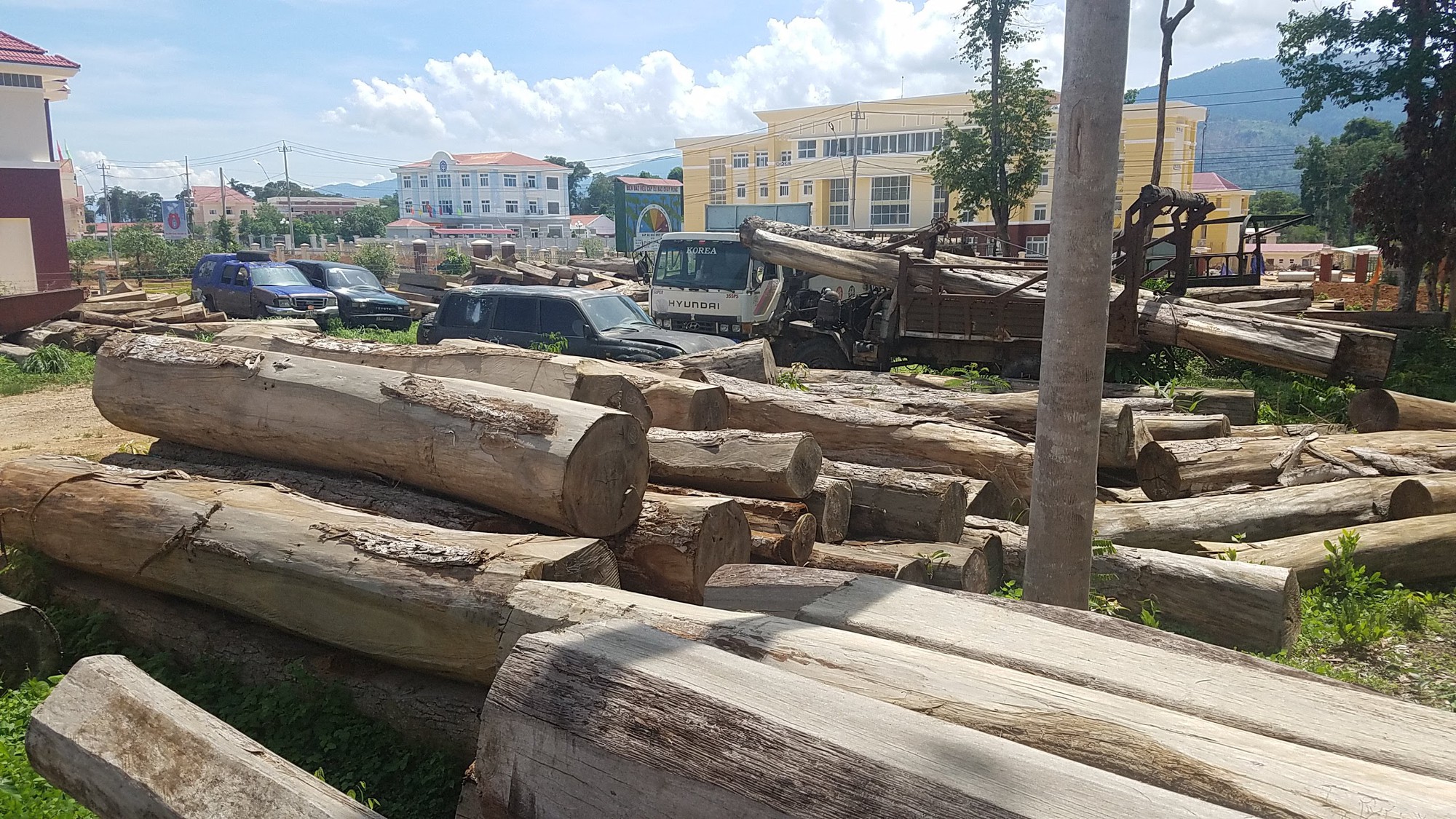 Lật ph&agrave; chở xe gỗ, một người tử vong - Ảnh 1.