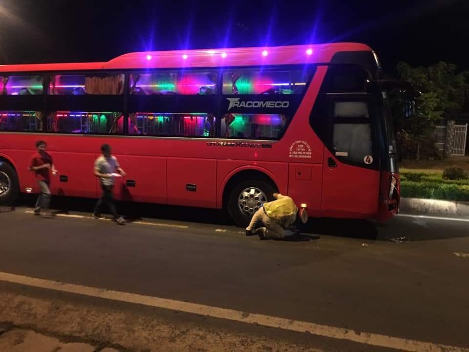 Chạy theo người thân qua đường trong đêm, cháu bé 5 tuổi bị xe khách tông tử vong
