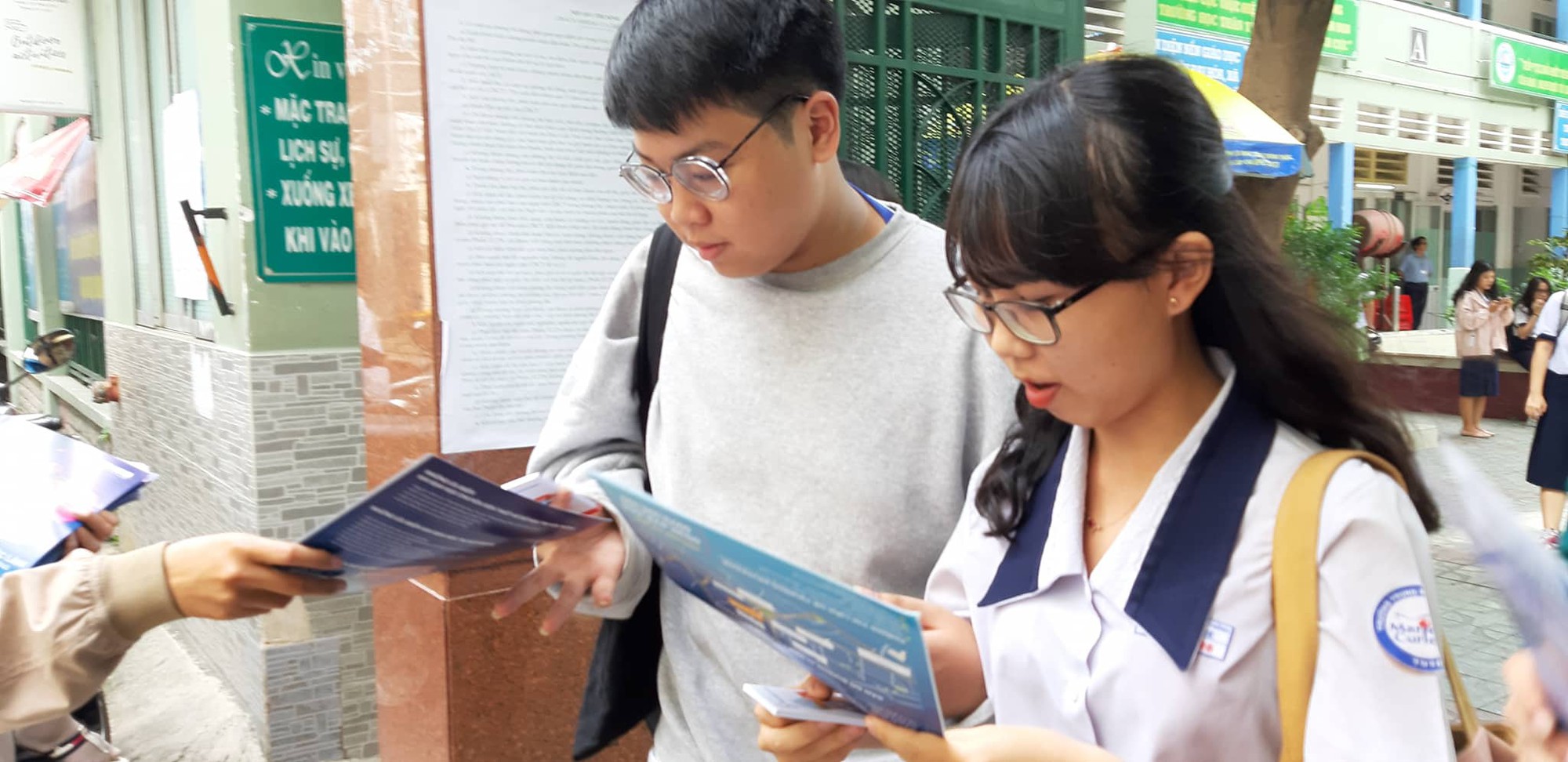 Thí sinh thở phào kết thúc kỳ thi THPT quốc gia 2019 - Ảnh 4.