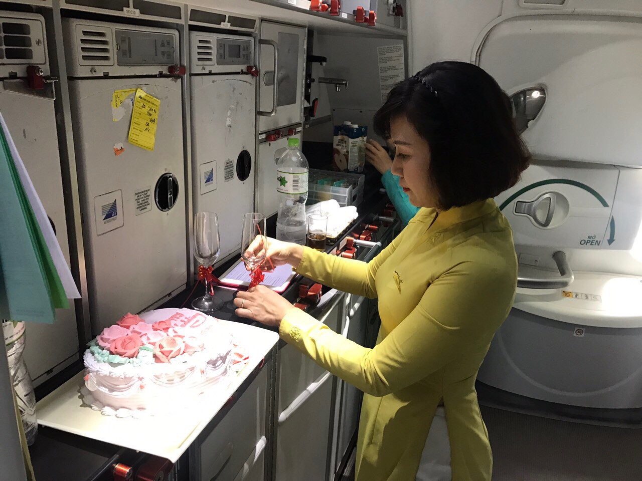 Tiệc mừng đám cưới trên độ cao hơn 10.000 m từ Hà Nội vào TP HCM - Ảnh 6.