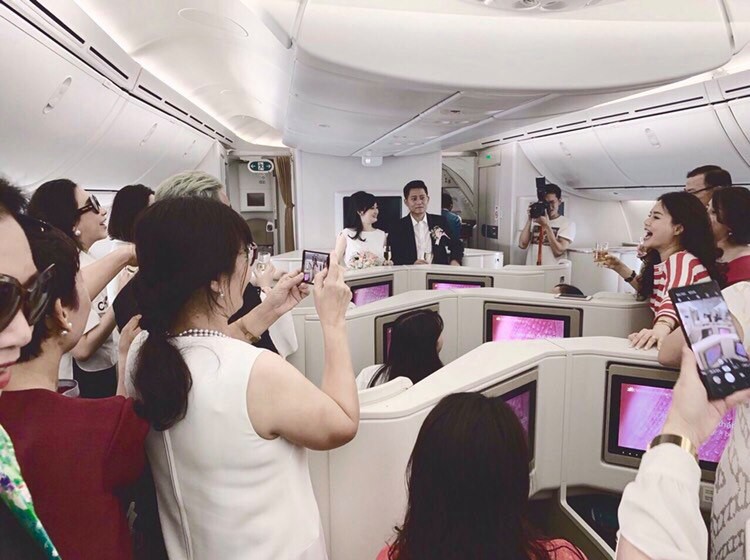 Tiệc mừng đám cưới trên độ cao hơn 10.000 m từ Hà Nội vào TP HCM