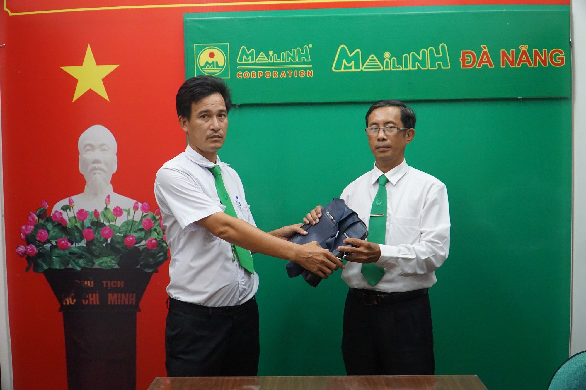 Tài xế taxi Mai Linh trả lại 130 triệu đồng cho khách để quên