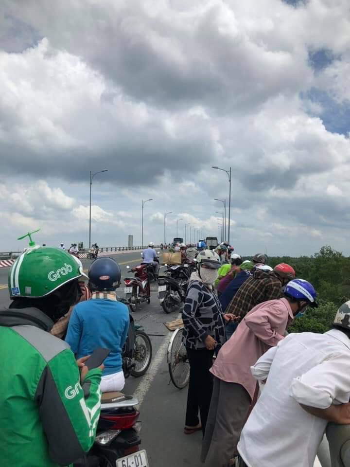 Tai nạn thảm khốc ở dốc cầu Hàm Luông, ít nhất 3 người chết và nhiều người đang nguy kịch - Ảnh 4.