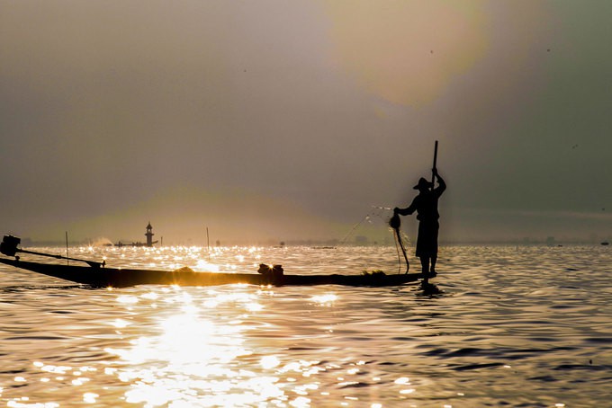 Những ng&ocirc;i l&agrave;ng nổi tr&ecirc;n mặt nước ở Myanmar - Ảnh 1.