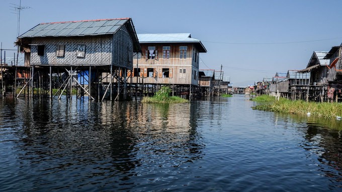 Những ng&ocirc;i l&agrave;ng nổi tr&ecirc;n mặt nước ở Myanmar - Ảnh 2.