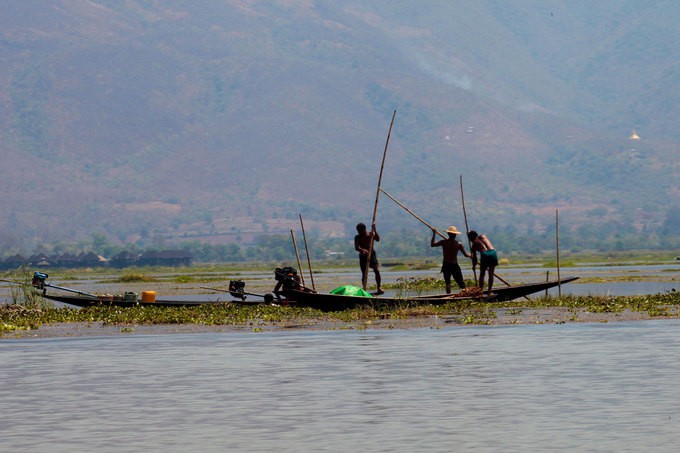 Những ng&ocirc;i l&agrave;ng nổi tr&ecirc;n mặt nước ở Myanmar - Ảnh 11.