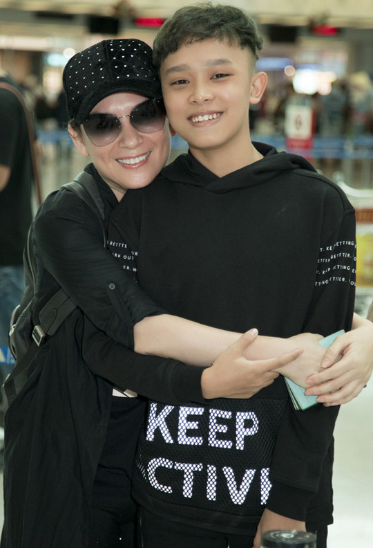 Phi Nhung đưa con nu&ocirc;i Hồ Văn Cường đi Mỹ lưu diễn - Ảnh 3.