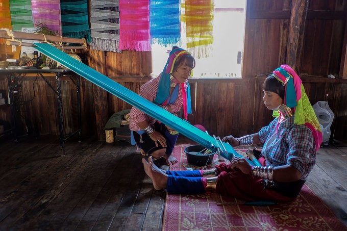 Những ng&ocirc;i l&agrave;ng nổi tr&ecirc;n mặt nước ở Myanmar - Ảnh 4.