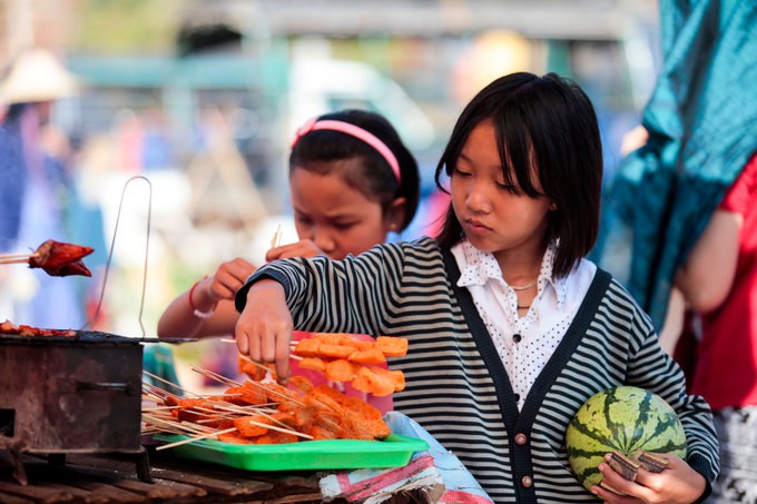 Những ng&ocirc;i l&agrave;ng nổi tr&ecirc;n mặt nước ở Myanmar - Ảnh 6.