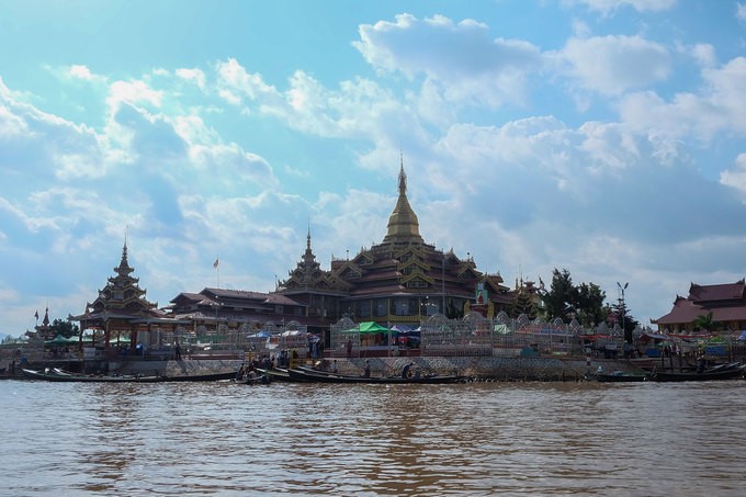 Những ng&ocirc;i l&agrave;ng nổi tr&ecirc;n mặt nước ở Myanmar - Ảnh 7.