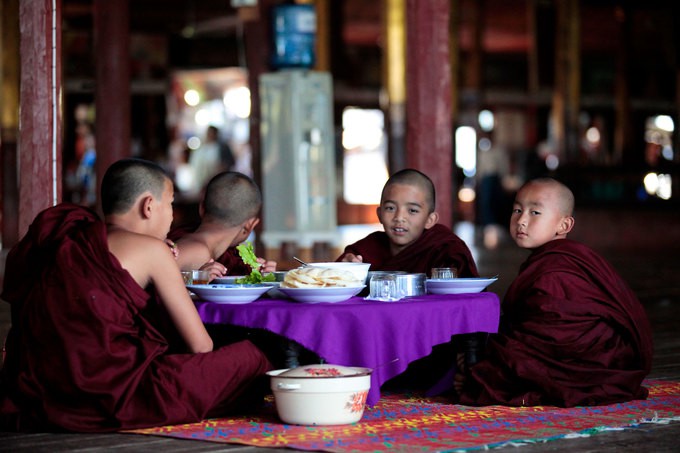 Những ng&ocirc;i l&agrave;ng nổi tr&ecirc;n mặt nước ở Myanmar - Ảnh 8.