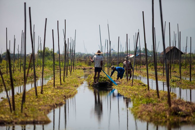 Những ng&ocirc;i l&agrave;ng nổi tr&ecirc;n mặt nước ở Myanmar - Ảnh 10.