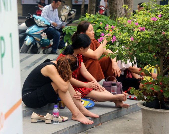 "Tôi chỉ mong thi nhanh kết thúc, nhìn các con học khổ quá!"