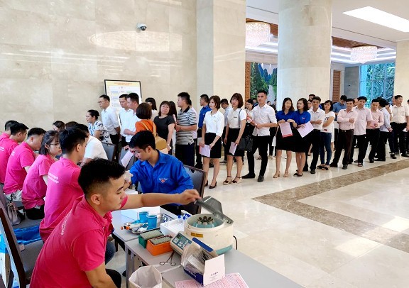 Nhân viên Văn phòng Chính phủ hào hứng hiến máu tình nguyện - Ảnh 2.
