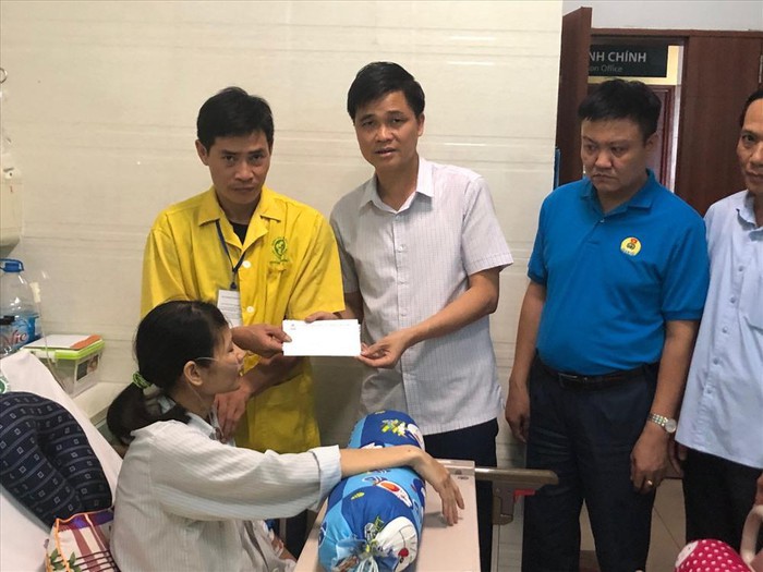 Thăm hỏi, động viên đoàn viên mắc bệnh hiểm nghèo - Ảnh 1.