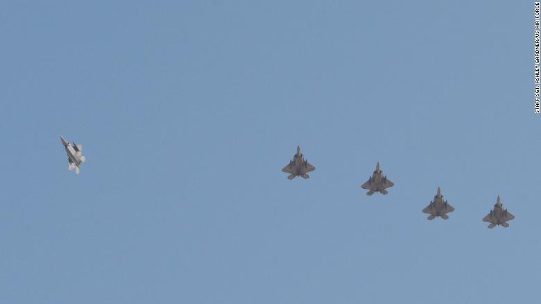 Mỹ lần đầu triển khai “Chim ăn thịt” F-22 tới gần Iran