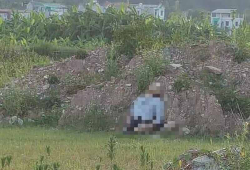 Nam thanh niên chết bất thường tựa lưng vào gò đất