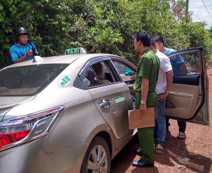 Bị cướp kề dao v&agrave;o cổ, t&agrave;i xế taxi đạp cửa chạy tho&aacute;t th&acirc;n - Ảnh 1.