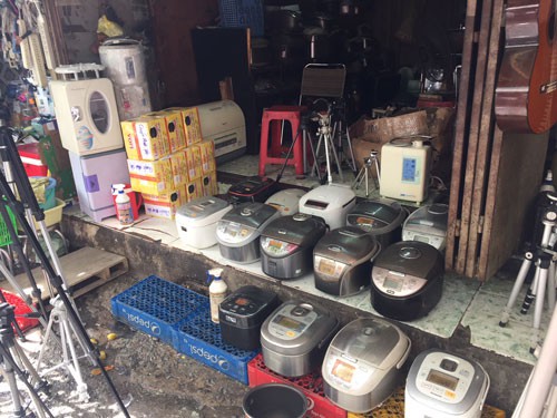 Biết "rác" điện tử vẫn mua xài