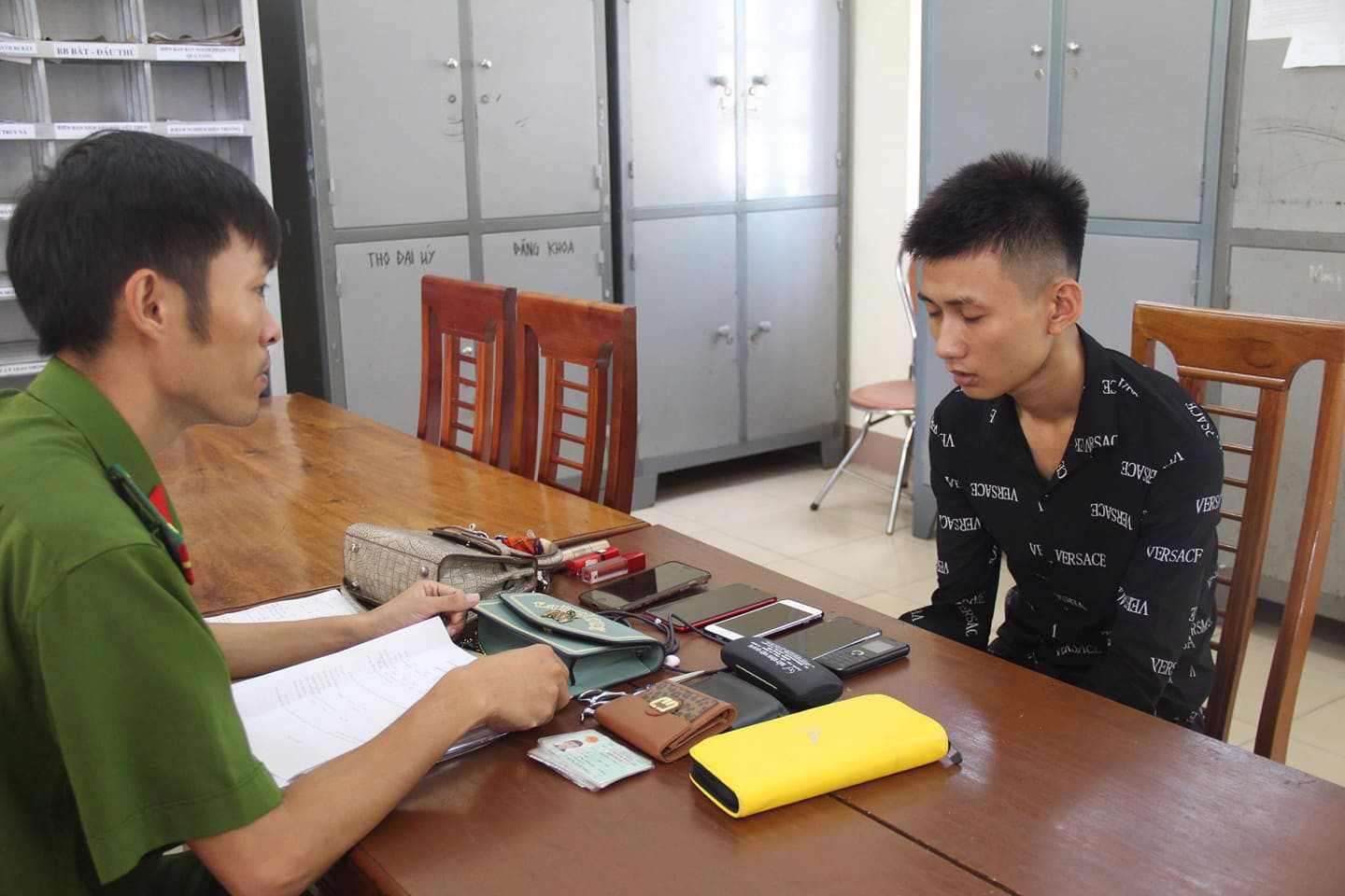 Nam thanh niên học cắt tóc dùng kéo uy hiếp 2 cô gái trẻ cướp tài sản