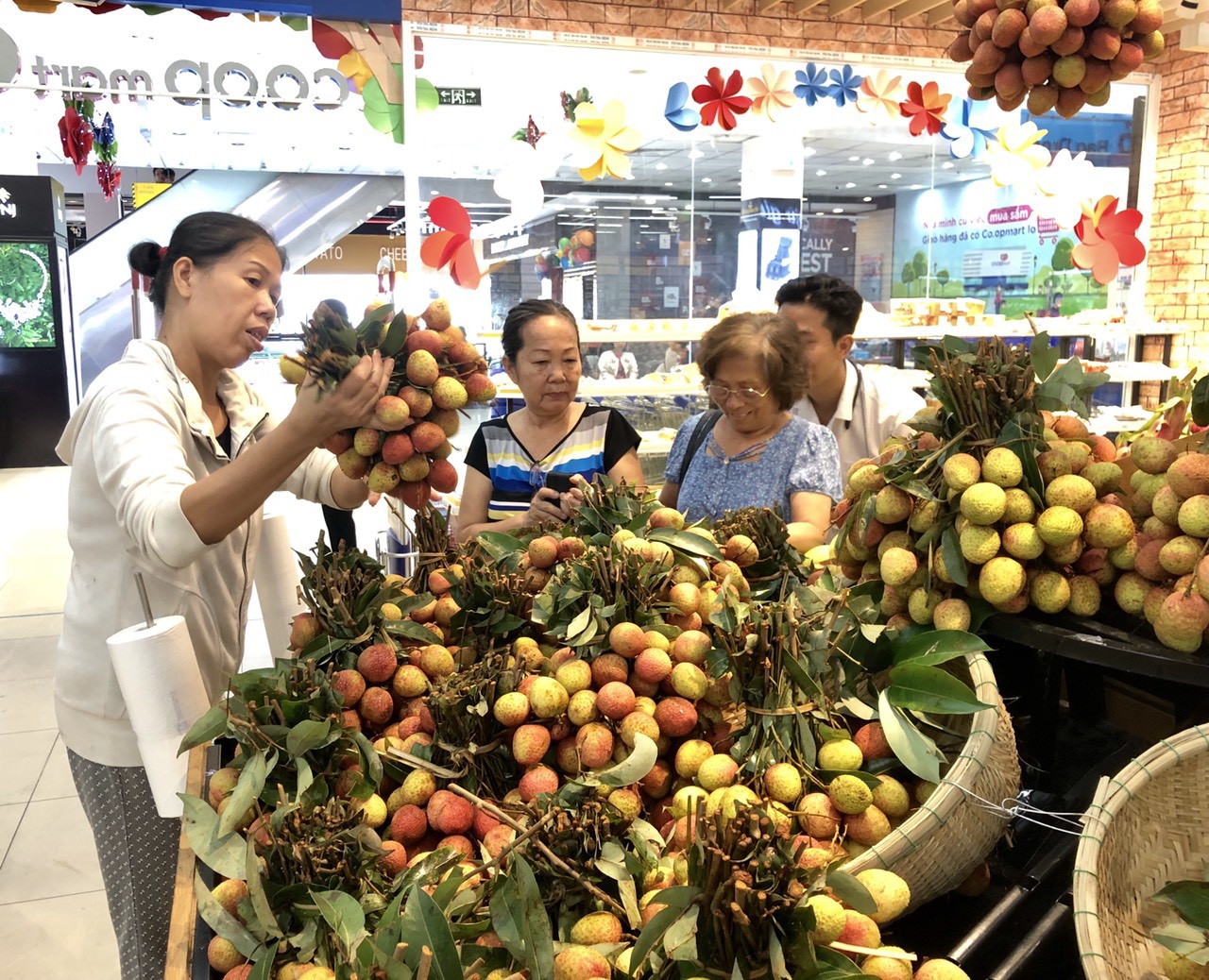 Ngay tại Bắc Giang, vải tươi loại 1 mua tại vườn đã 70.000 đồng/kg!