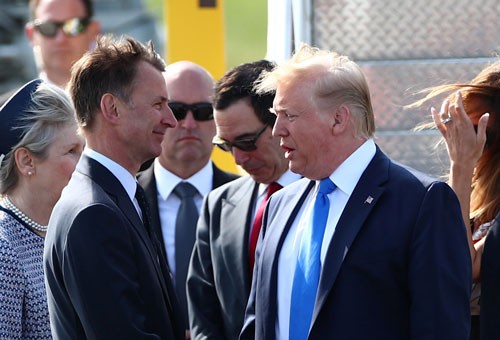 Tổng thống Trump đem tranh cãi đến Anh