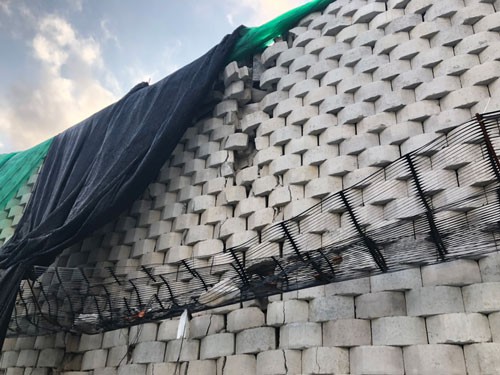Vụ bức tường khổng lồ "treo trên đầu dân": Quyết không cho tồn tại