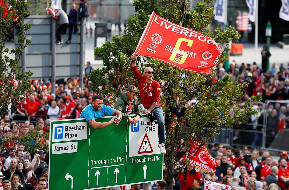 Triệu fan Liverpool nhuộm đỏ th&agrave;nh phố, h&aacute;o hức đ&oacute;n c&uacute;p ch&acirc;u &Acirc;u - Ảnh 29.