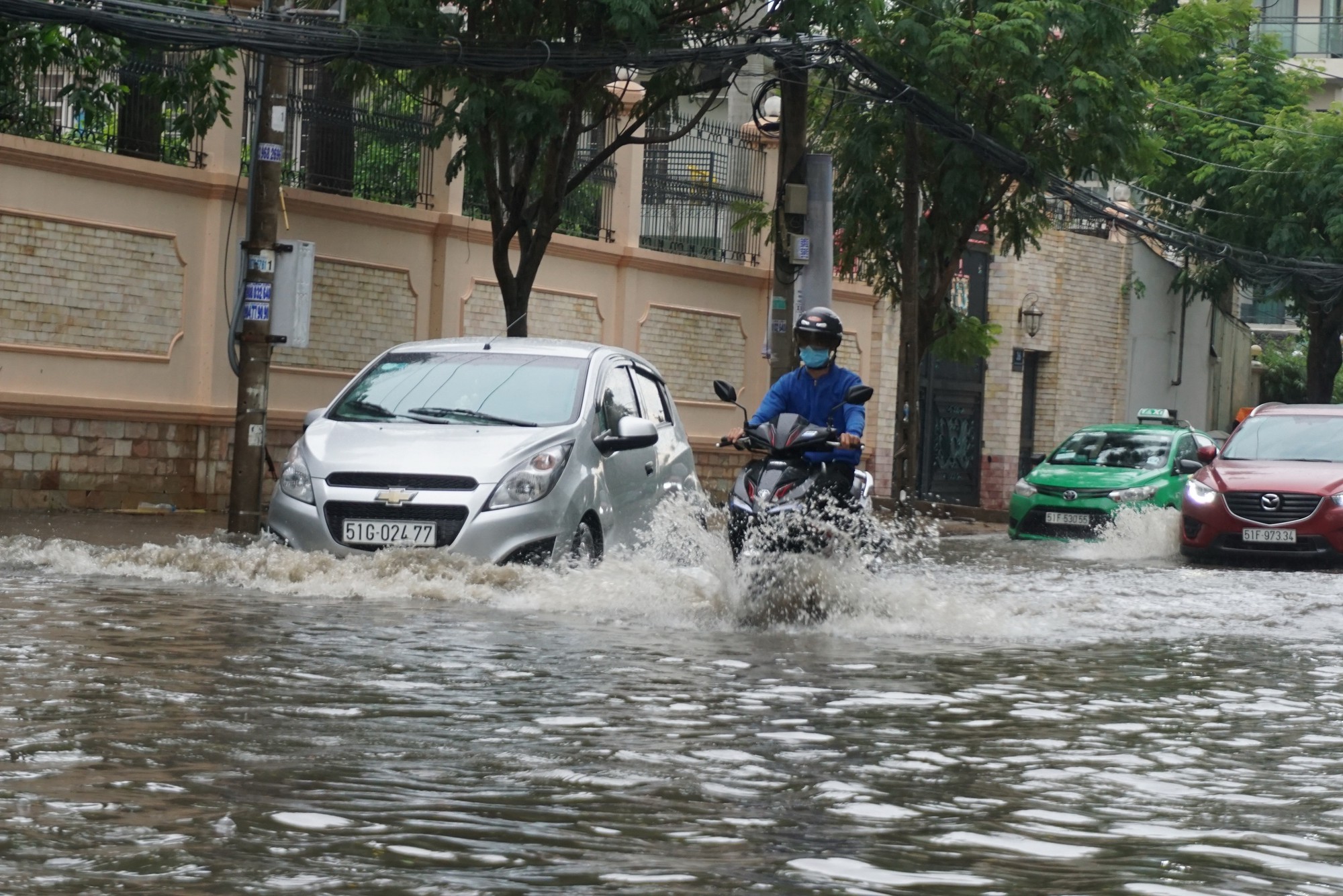TP HCM: Mưa chỉ 30 phút nhưng nhiều đường... bì bõm!