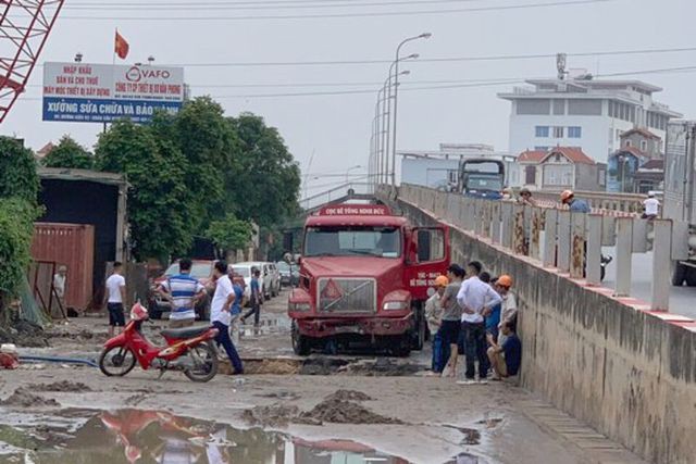 Vỡ đường ống dẫn nước sạch, hàng ngàn hộ dân ở Hà Nội bị ảnh hưởng
