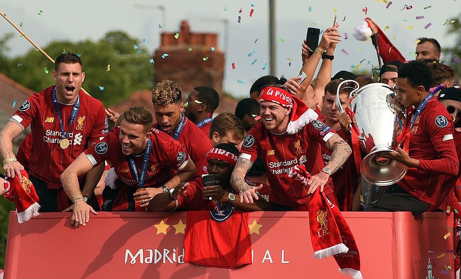 Triệu fan Liverpool nhuộm đỏ thành phố, háo hức đón cúp châu Âu