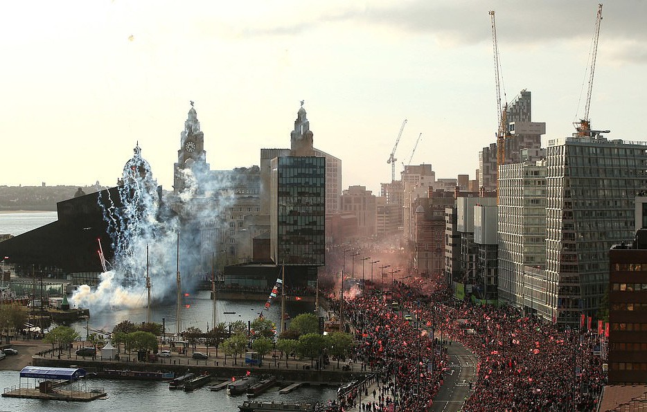 Triệu fan Liverpool nhuộm đỏ th&agrave;nh phố, h&aacute;o hức đ&oacute;n c&uacute;p ch&acirc;u &Acirc;u - Ảnh 8.
