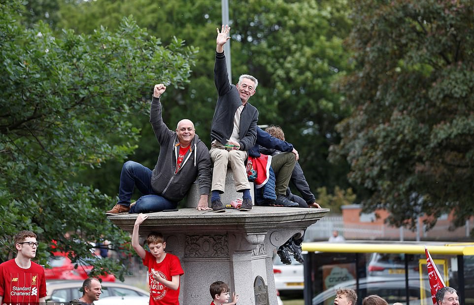 Triệu fan Liverpool nhuộm đỏ th&agrave;nh phố, h&aacute;o hức đ&oacute;n c&uacute;p ch&acirc;u &Acirc;u - Ảnh 14.