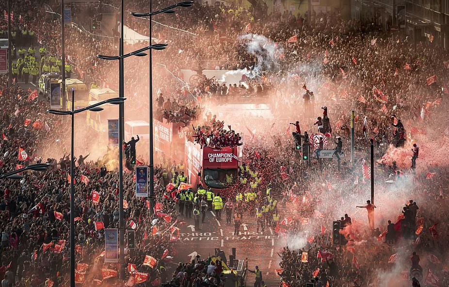 Triệu fan Liverpool nhuộm đỏ th&agrave;nh phố, h&aacute;o hức đ&oacute;n c&uacute;p ch&acirc;u &Acirc;u - Ảnh 22.