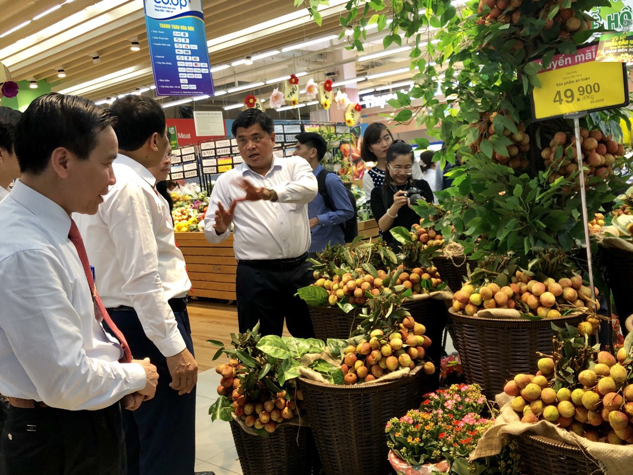 Vải thiều Bắc Giang bán ở siêu thị rẻ hơn tại thủ phủ Lục Ngạn? - Ảnh 1.