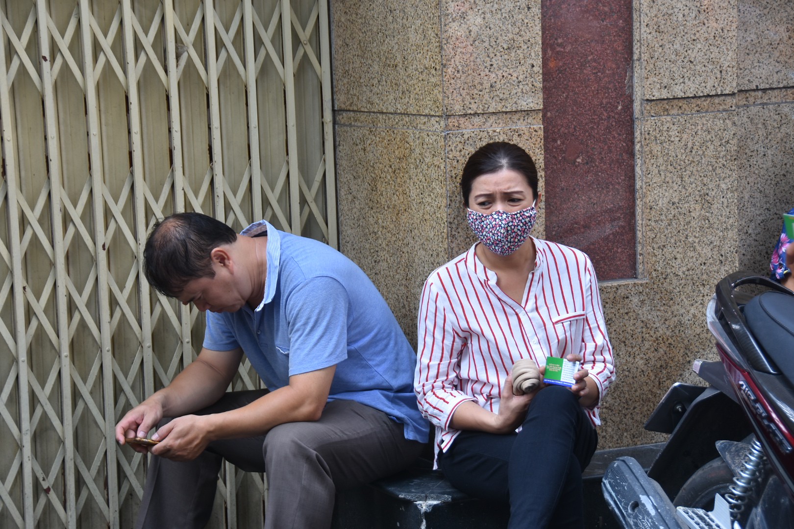 Đội nắng dầm mưa chờ con, nhiều phụ huynh tỏ ra lạc quan với đề thi năm nay - Ảnh 1.