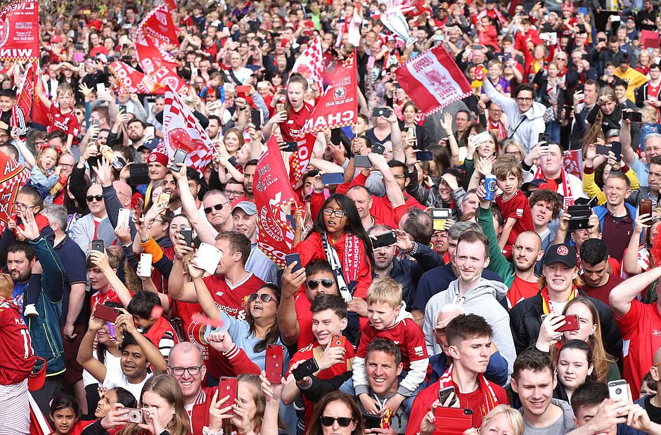 Triệu fan Liverpool nhuộm đỏ th&agrave;nh phố, h&aacute;o hức đ&oacute;n c&uacute;p ch&acirc;u &Acirc;u - Ảnh 23.