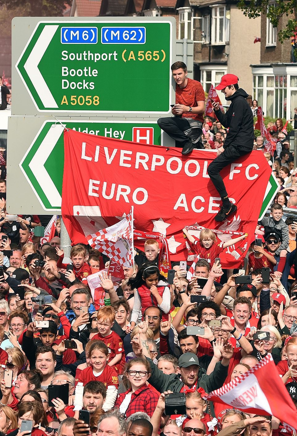 Triệu fan Liverpool nhuộm đỏ th&agrave;nh phố, h&aacute;o hức đ&oacute;n c&uacute;p ch&acirc;u &Acirc;u - Ảnh 13.