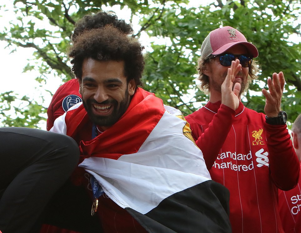 Triệu fan Liverpool nhuộm đỏ th&agrave;nh phố, h&aacute;o hức đ&oacute;n c&uacute;p ch&acirc;u &Acirc;u - Ảnh 27.