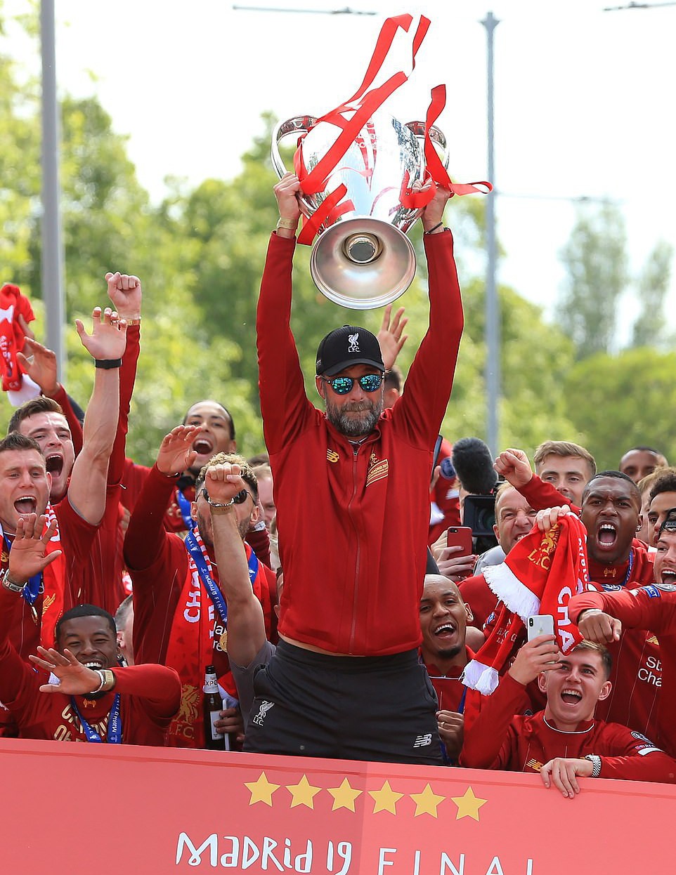 Triệu fan Liverpool nhuộm đỏ th&agrave;nh phố, h&aacute;o hức đ&oacute;n c&uacute;p ch&acirc;u &Acirc;u - Ảnh 25.