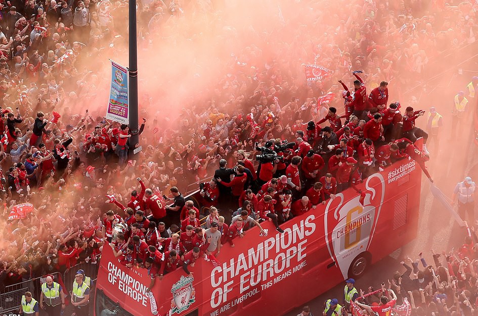 Triệu fan Liverpool nhuộm đỏ th&agrave;nh phố, h&aacute;o hức đ&oacute;n c&uacute;p ch&acirc;u &Acirc;u - Ảnh 21.