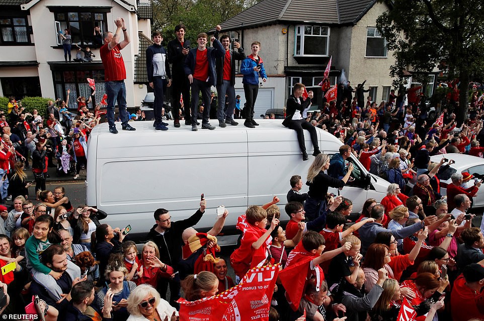 Triệu fan Liverpool nhuộm đỏ th&agrave;nh phố, h&aacute;o hức đ&oacute;n c&uacute;p ch&acirc;u &Acirc;u - Ảnh 11.