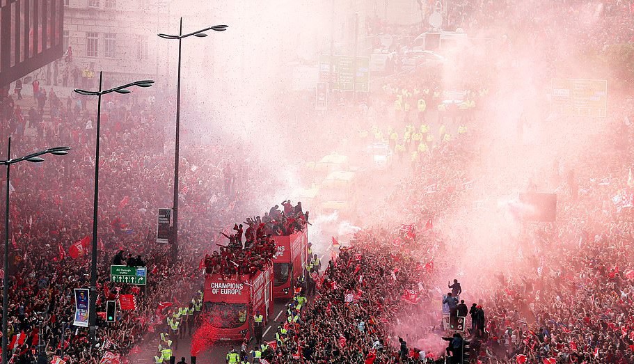 Triệu fan Liverpool nhuộm đỏ th&agrave;nh phố, h&aacute;o hức đ&oacute;n c&uacute;p ch&acirc;u &Acirc;u - Ảnh 24.